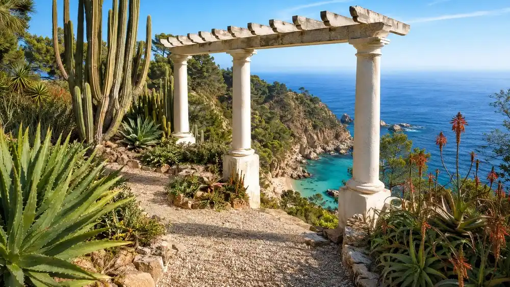 Botanicka zahrada nad utesem u Blanes s kamennou pergolou a kaktusy