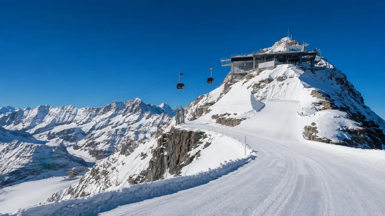 Ledovcový areál Kitzsteinhorn nad Kaprunem s vrcholovou stanicí lanovky