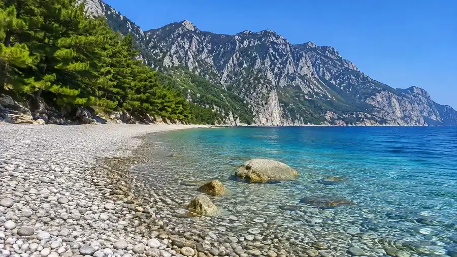 Oblazkova plaz pod borovicemi a horami Taurus u Kemeru